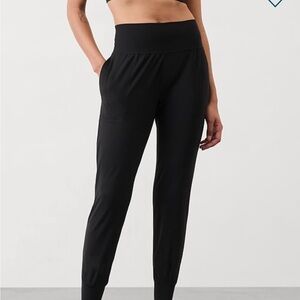 Athleta Black High-Waisted Salutation Stash joggers in black size 3x
